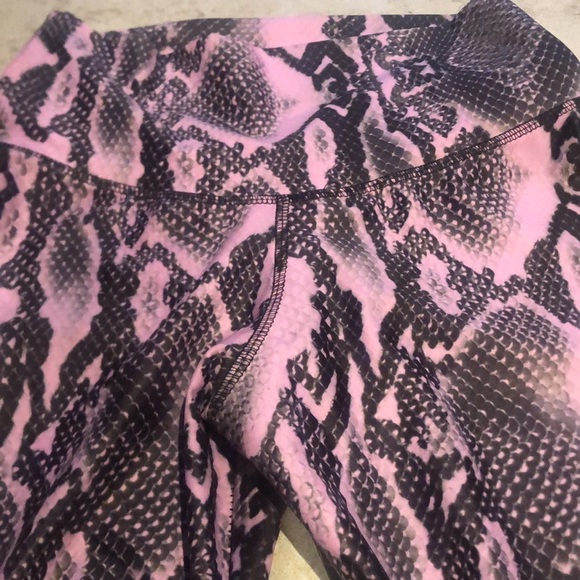 ABS2B scrunch butt leggings - size Small - Picture 4 of 5